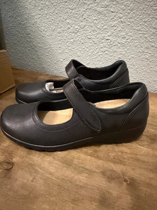 Easy Street Women’s Navy Mary Jane Comfort Shoes - size 8 - Picture 1 of 7